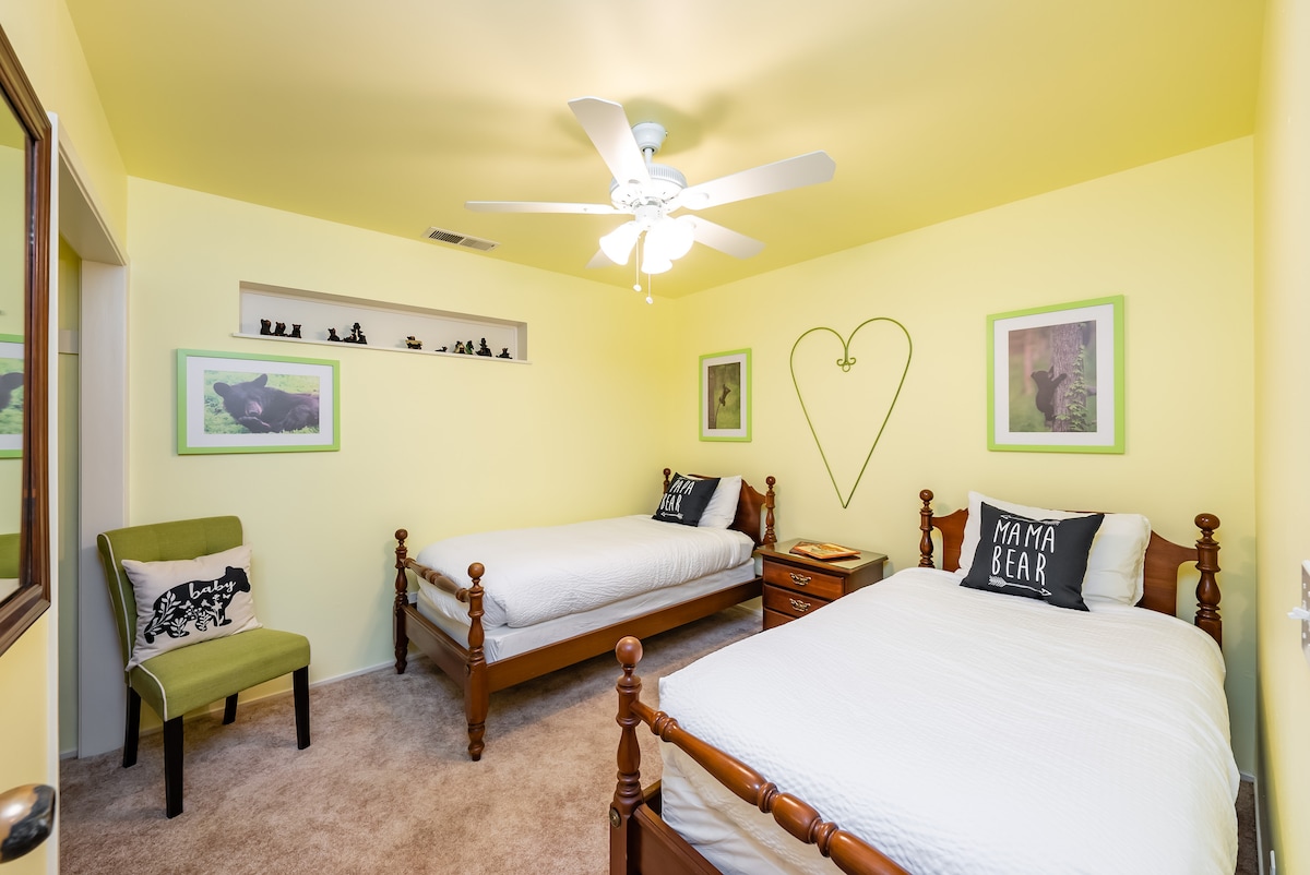 Black Bear Den - ห้องนอน #2 เตียงแฝด 2 เตียงชั้นล่างติดกับห้องน้ำ Crescent Meadow