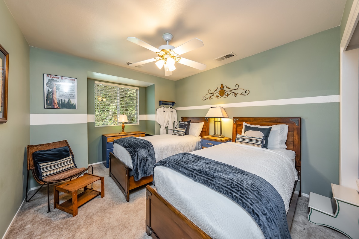 แม่น้ำสามสาย - ห้องนอน #7 รวมเตียงแฝดสามหลังคุณเห็นบ้านแฝดหลังที่เด็กๆทุกคนต้องการนอนไหม? สร้างอยู่บนผนังเหมือนลูกบอล