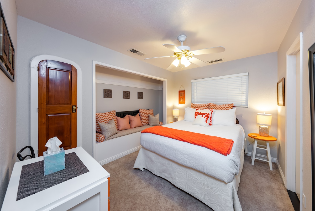 เครสเซนต์มีโดว์ - ห้องนอน #1 เตียงควีนไซส์ชั้นล่าง