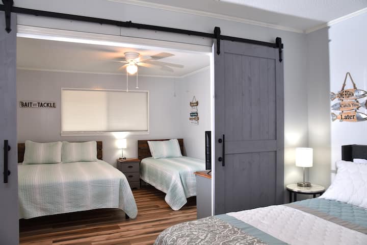 เตียงควีนไซส์เมมโมรี่โฟมพร้อมเตียงแฝดติดกับห้องนอนขนาดคิงไซส์แต่แยกออกจากกันด้วยประตูโรงนาเหมาะสำหรับครอบครัว!