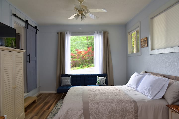 เตียงเมมโมรี่โฟมขนาดควีนไซส์พร้อมโซฟาพับเก็บได้สำหรับเด็กๆและอ่างอาบน้ำที่แนบมา