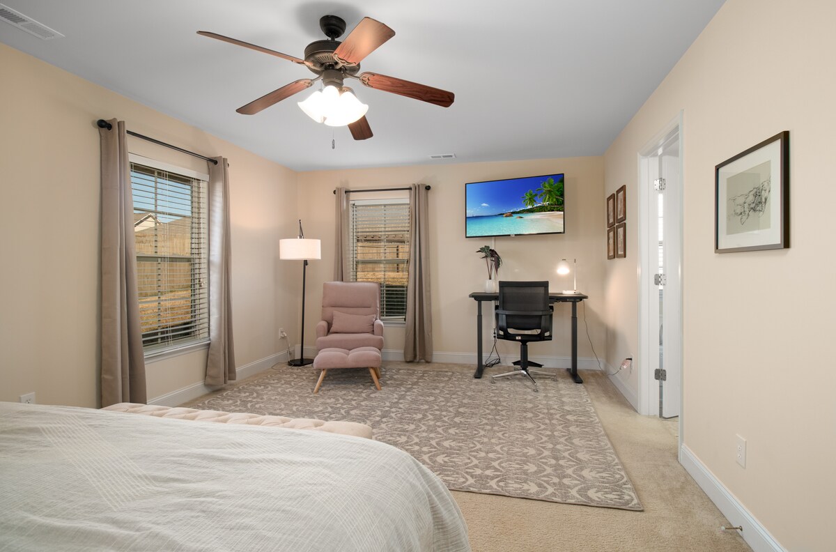 ห้องสวีทหลักพร้อมเตียงคิงไซส์มุมอ่านหนังสือและสถานีทำงานทางไกล ทีวี Smart Roku ขนาด 50 นิ้วทำให้ห้องสมบูรณ์