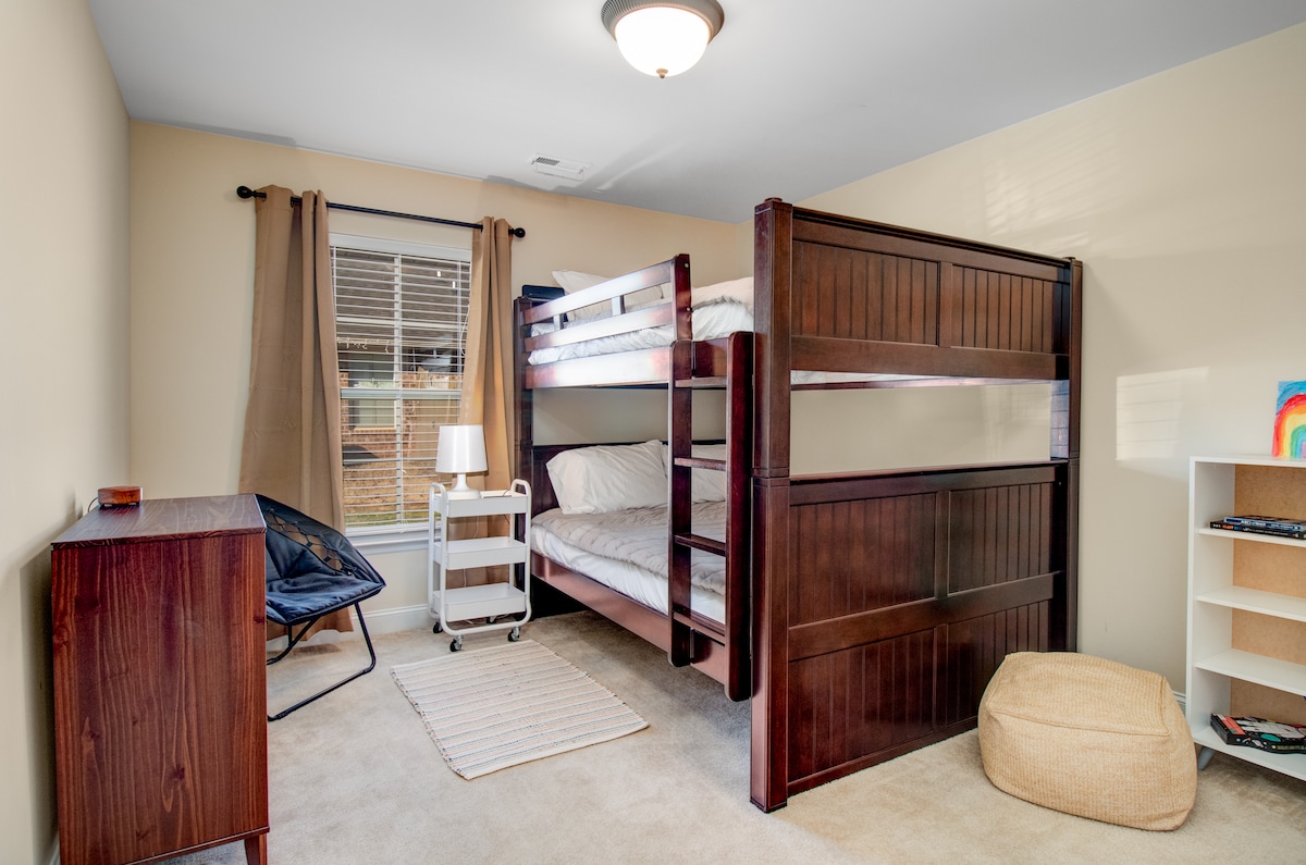 ห้องนอน #2: เตียงสองชั้นควีนไซส์เหมาะสำหรับเด็กและผู้ใหญ่ที่มีน้ำหนักไม่เกิน นี่คือห้องโปรดของเราในบ้าน! 