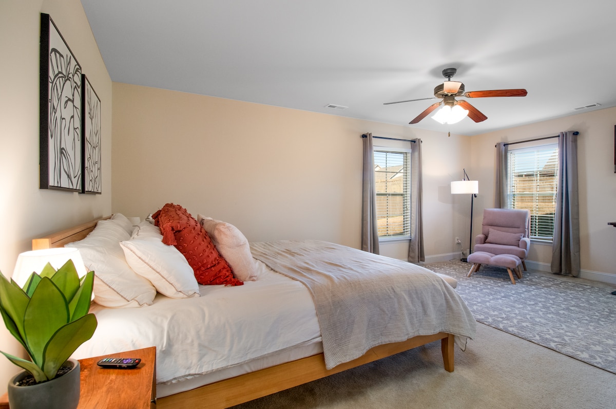 ห้องสวีทหลักพร้อมเตียงคิงไซส์มุมอ่านหนังสือและสถานีทำงานทางไกล ทีวี Smart Roku ขนาด 50 นิ้วทำให้ห้องสมบูรณ์