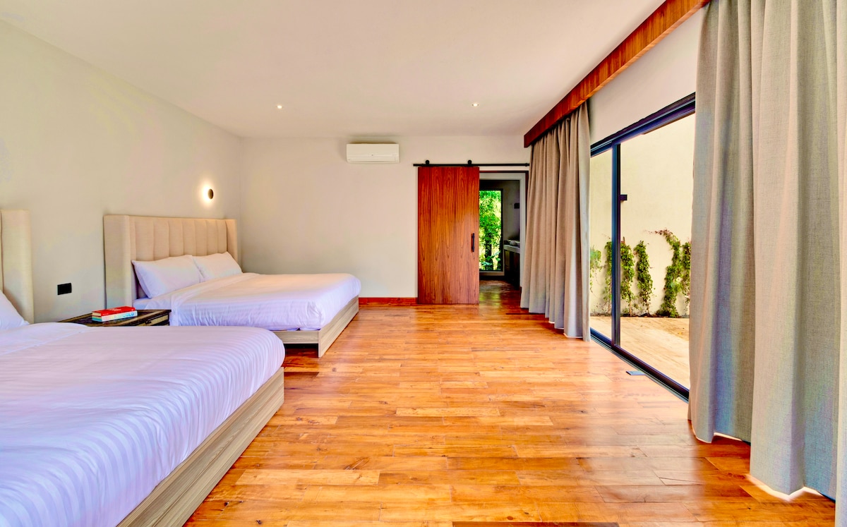 يحتوي الجناح الصغير أو الجناح الرئيسي على سريرين بمقاس كبير. نوافذ تفتح على الحدائق وتطل على مناظر خلابة من كل الطبيعة.