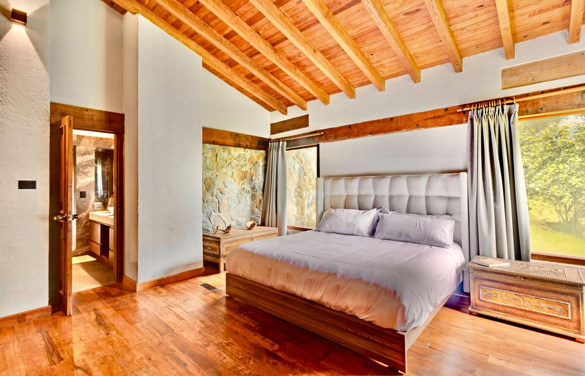 غرفة نوم رئيسية بسرير مريح بحجم كينغ يطل على الحدائق!