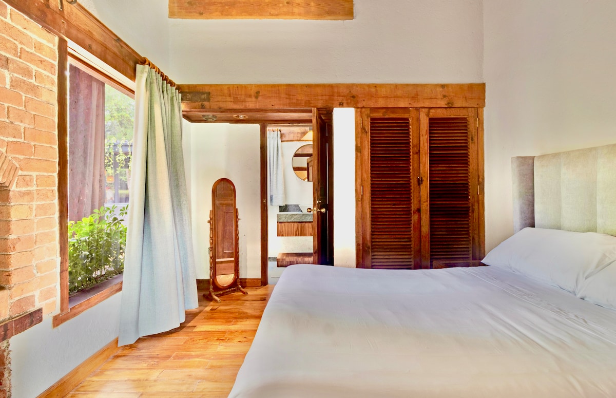 الغرفة 3، بسرير مريح بمقاس كبير وملاءات فاخرة.