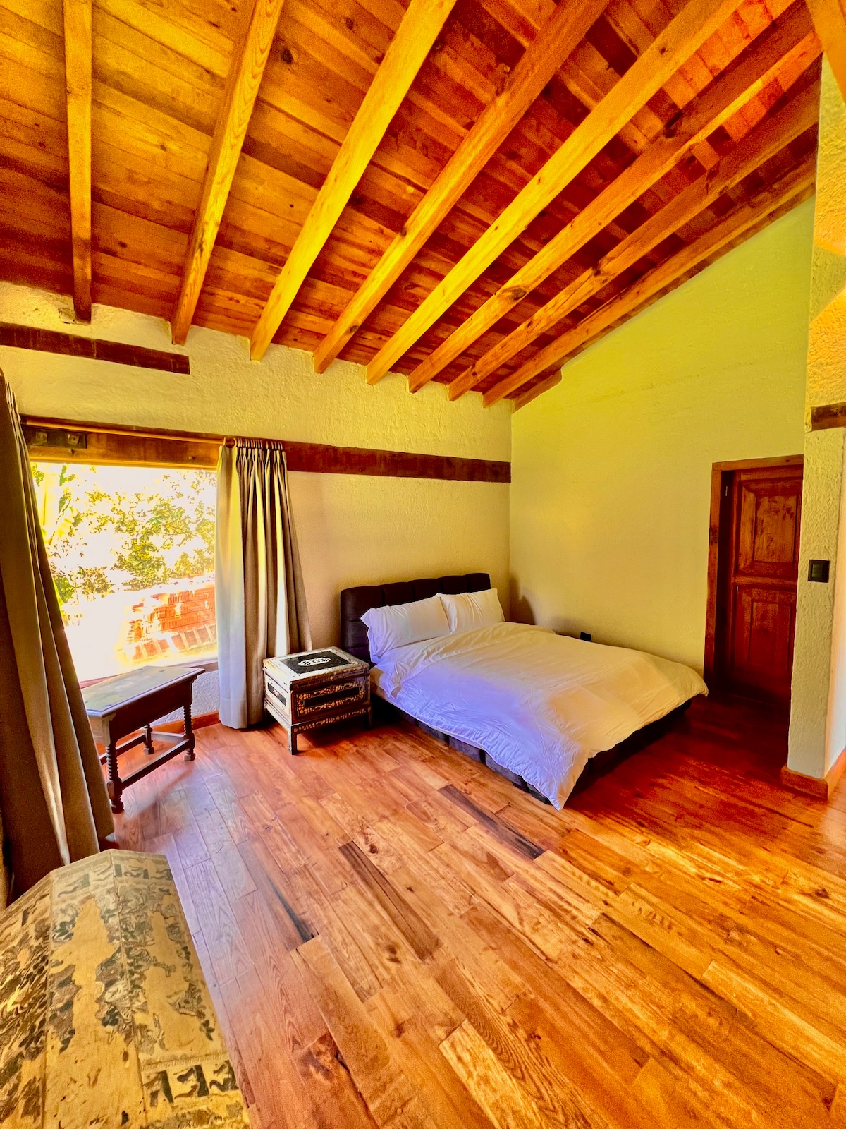 غرفة 5 بسرير بحجم كبير ولكن مع مساحة كبيرة للراحة.