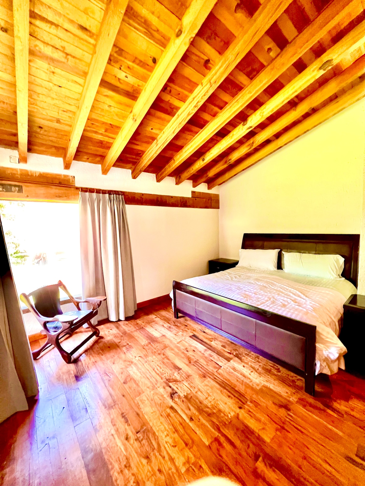 تحتوي الغرفة 4 أيضًا على سرير مريح بمقاس كبير وكرسي خلفي للراحة.