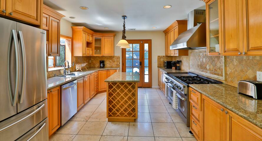 City Paradise: Saltwater Pool/Spa and Ping-Pong gallery image 4