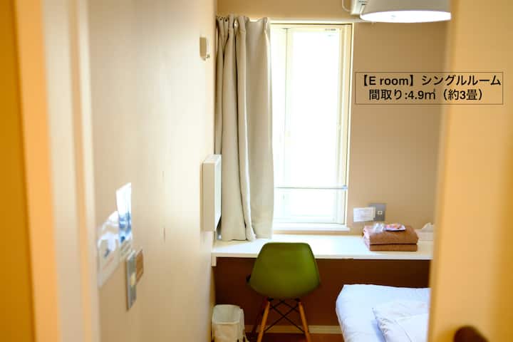 Esta es una habitación privada en la habitación E en el tercer piso.La capacidad es de una persona, una habitación privada con cerradura.Hay un aire acondicionado, una mesa y una silla.Utiliza servicios como toallas de baño, cepillos de dientes (con pasta de dientes) y zapatillas en la habitación, así que úsalas.