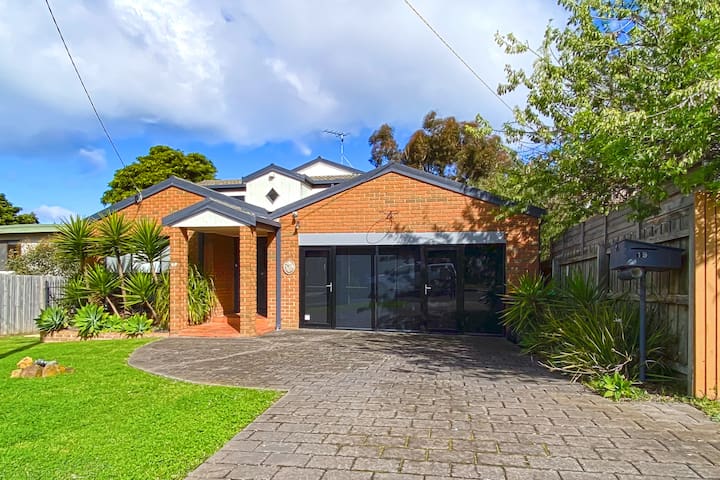 Jan Juc Surfcoast Retreat. Sleeps 14-pet friendly. gallery image 4