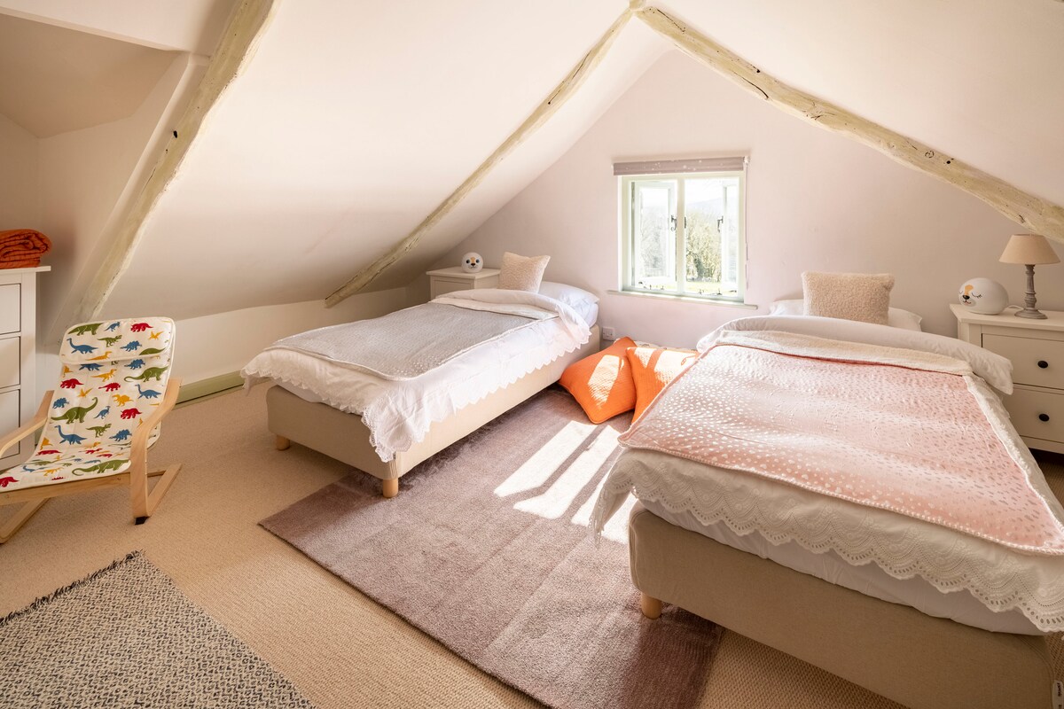 Детска спална соба со 2 единечни ниски кревета. Ако се напомене дека вратата што води кон оваа соба е многу ниска, затоа треба да се внимава. Поради тоа, оваа спална соба не е спомената во огласот, но може да се користи, ако се побара. 