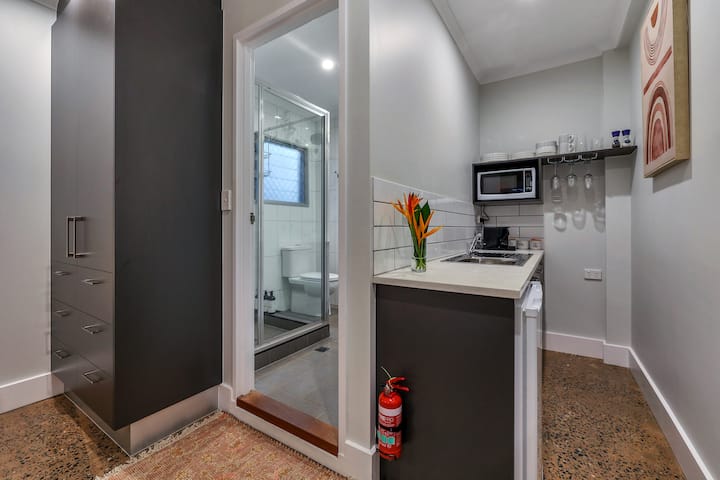 Romantic Stylish Space, Private Spa & Shared Pool - Darwin
