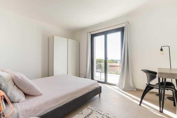 Habitación doble con zona de escritorio