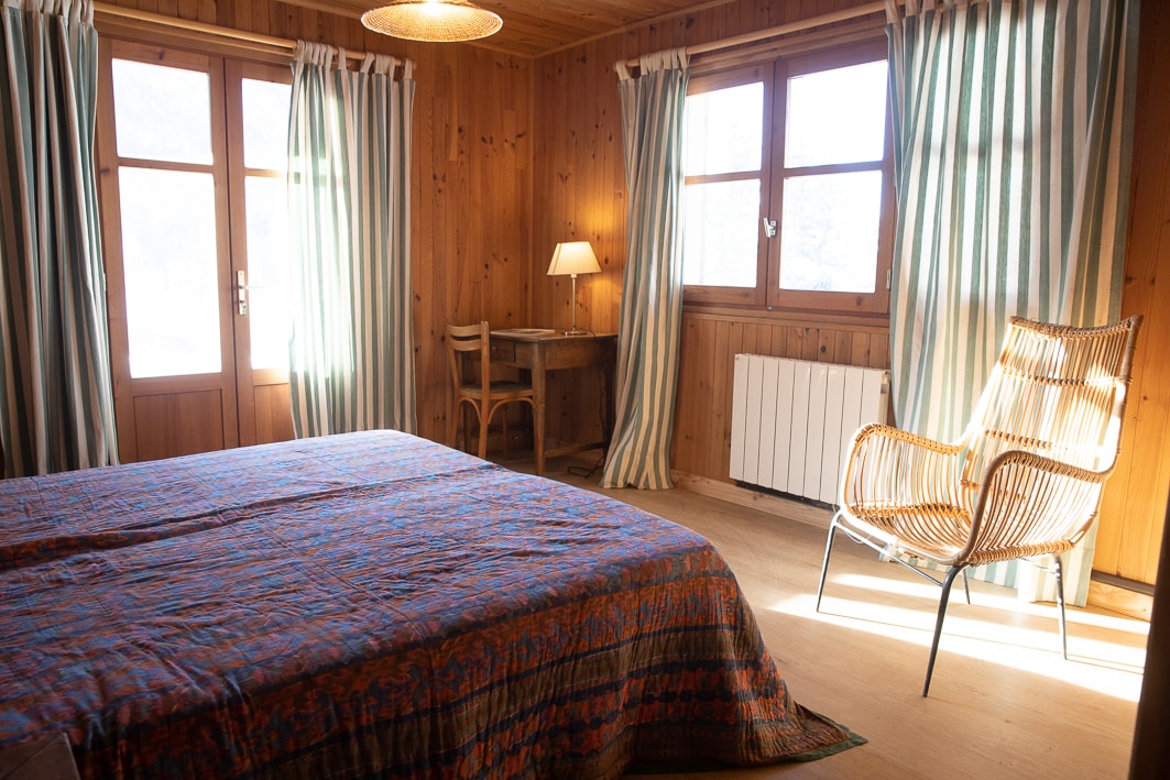 Sovrum med en dubbelsäng eller två enkelsängar på trädgårdsnivå. Dörr till trädgårdsfönster
