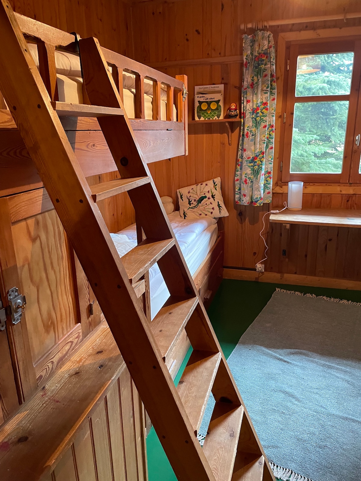 Sovrum med två enkelsängar på 1: a våningen i anslutning till badrummet