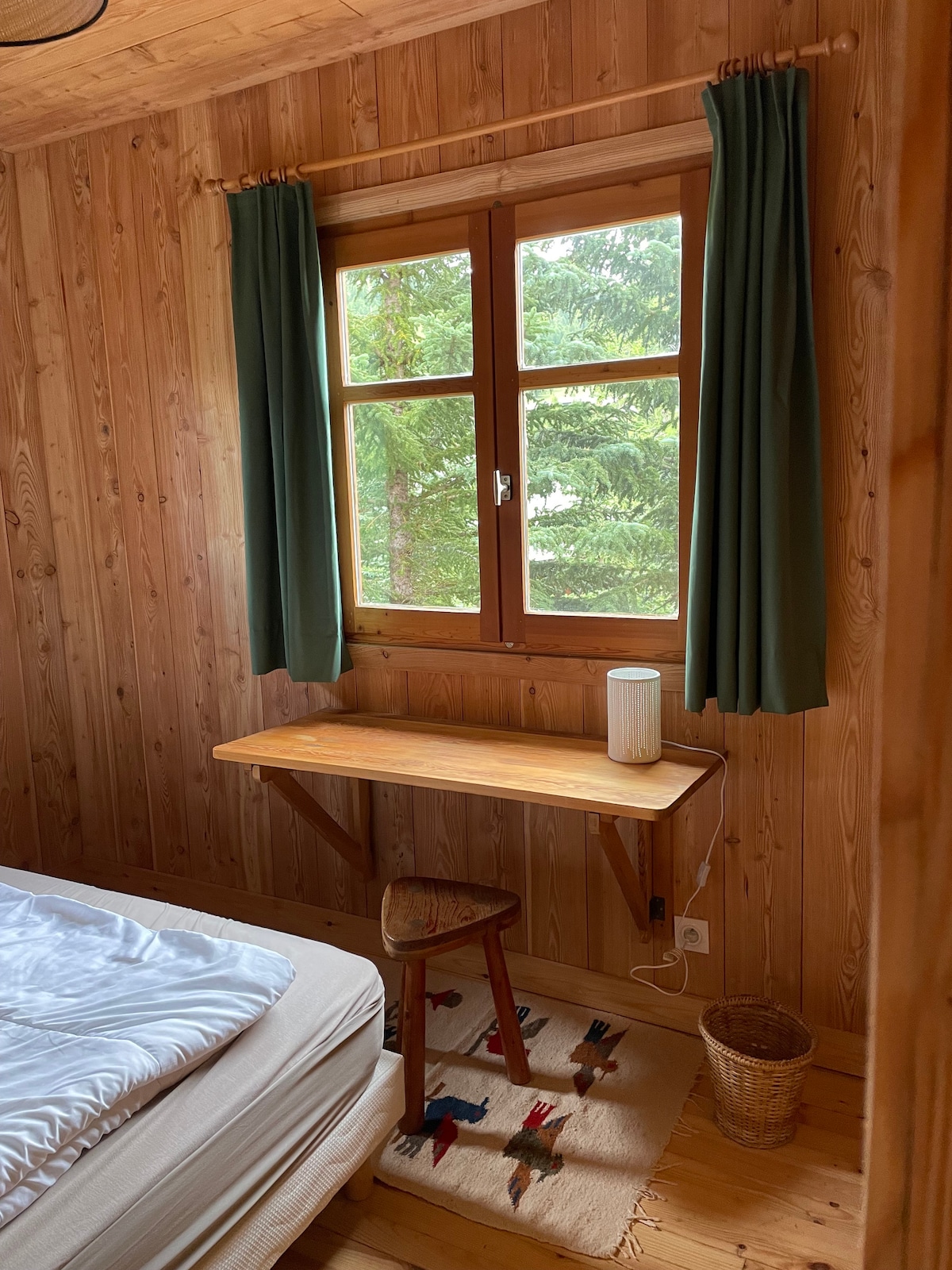 Sovrum med dubbelsäng på 1: a våningen i anslutning till badrummet
