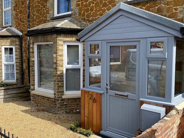 Spacious 3 bed cottage with log burner & garden Cottages for Rent in