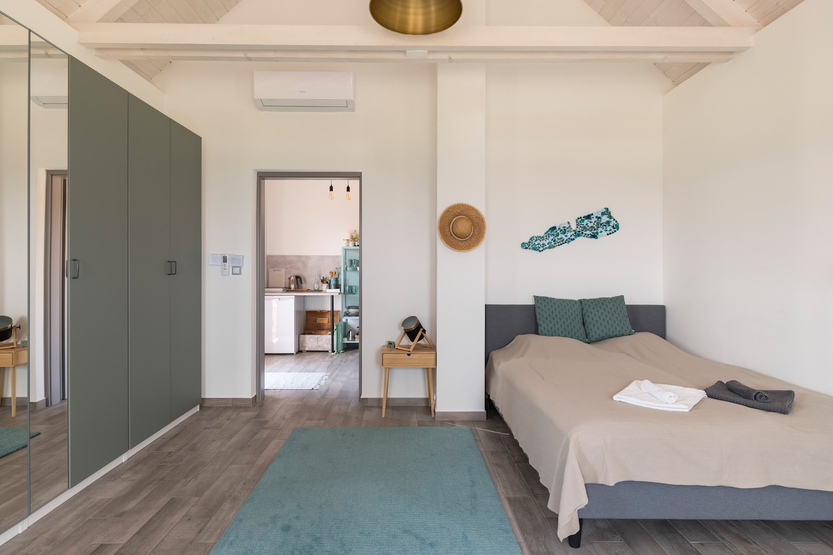 A comfortable double bed in the corner lures you to relax. All your belongings can fit in the cabinets.