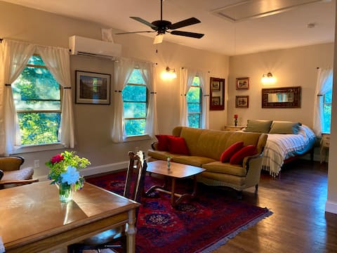 Top performing Airbnb: The Carriage House, elegance & nature in Asheville in Woodfin