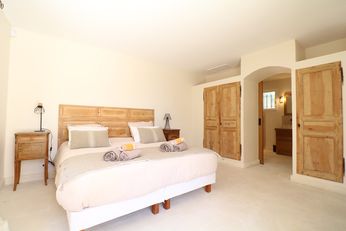 חדר בז' בקומת הקרקע, ממוזג. חדר שינה ראשי, חדר שינה ראשי. מיטת קינג סייז 180 /חדר רחצה צמוד (מקלחת, כיור, שירותים) 