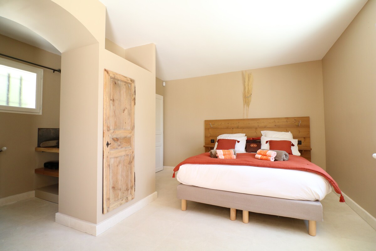 יחידת דיור עצמאית: חדר שינה אדום בקומת הקרקע, ממוזג. מיטת קווין סייז 160 /מיטת קווין סייז עם חדר רחצה צמוד (מקלחת, כיור, שירותים) 