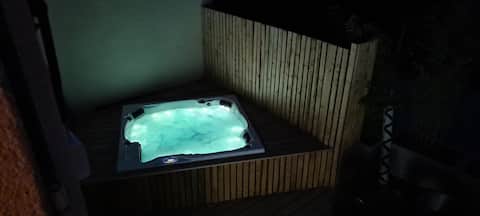 Les Robins Suite with Jacuzzi