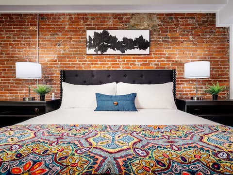 Elegant 1BR Old City Free Parking Crib, W/D-1
