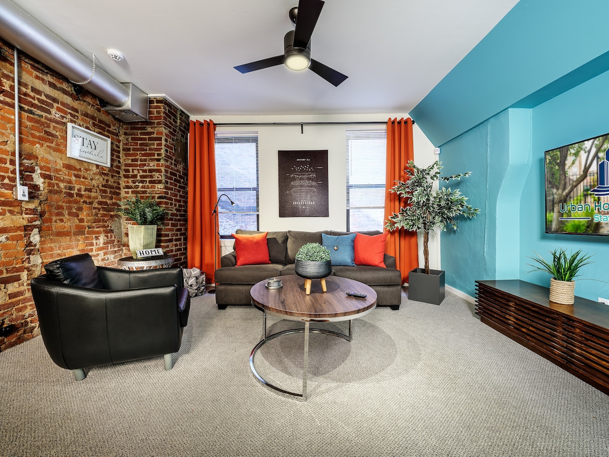 Nuestra espaciosa sala de estar y un sofá cama tamaño queen con TV inteligente 4K y Roku - Prime/HULU/ESPN/Netflix/Disney+