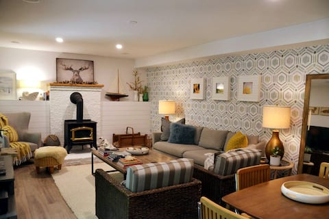 Scandi Coastal-Cozy 2BdRm. walkout basement