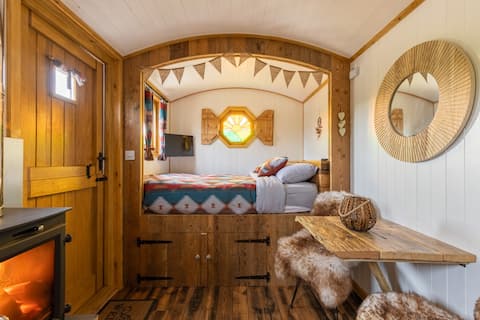Successful Airbnb property: Travis private rustic hut with wood fired hot tub in Torridge