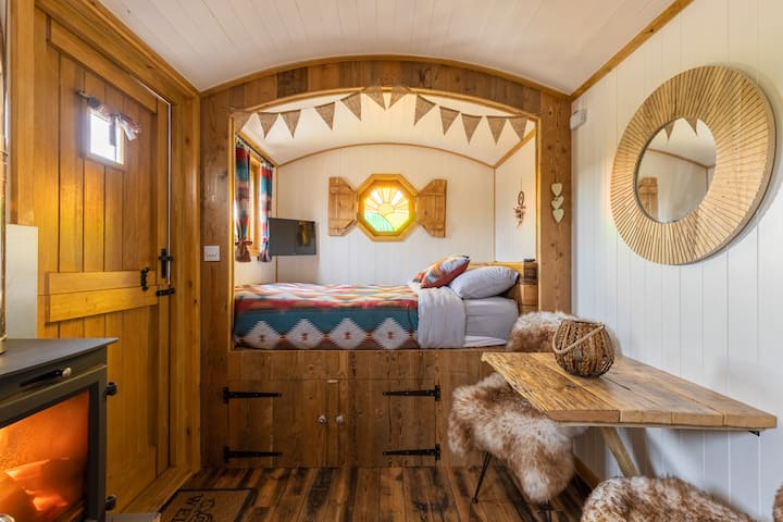 Travis Private Rustic Hut With Wood Fired Hot Tub - The BIG Sheep