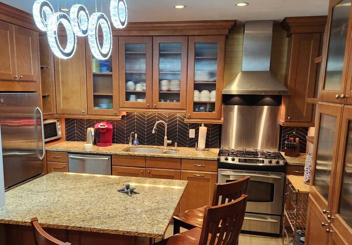 Wrigley 2 bedroom 2 bath with free parking & yard! gallery image 3