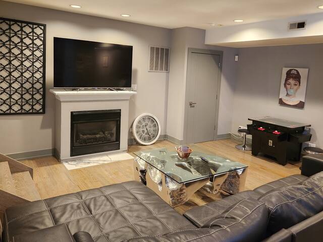 Wrigley 2 bedroom 2 bath with free parking & yard! gallery image 2