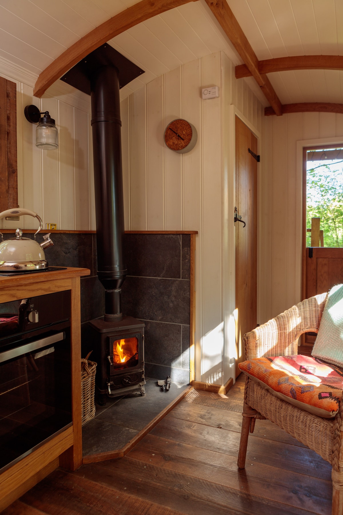 Airbnb con migliori performance: Shepherds Hut, Organic Vineyard stay with Pool. a Wealden