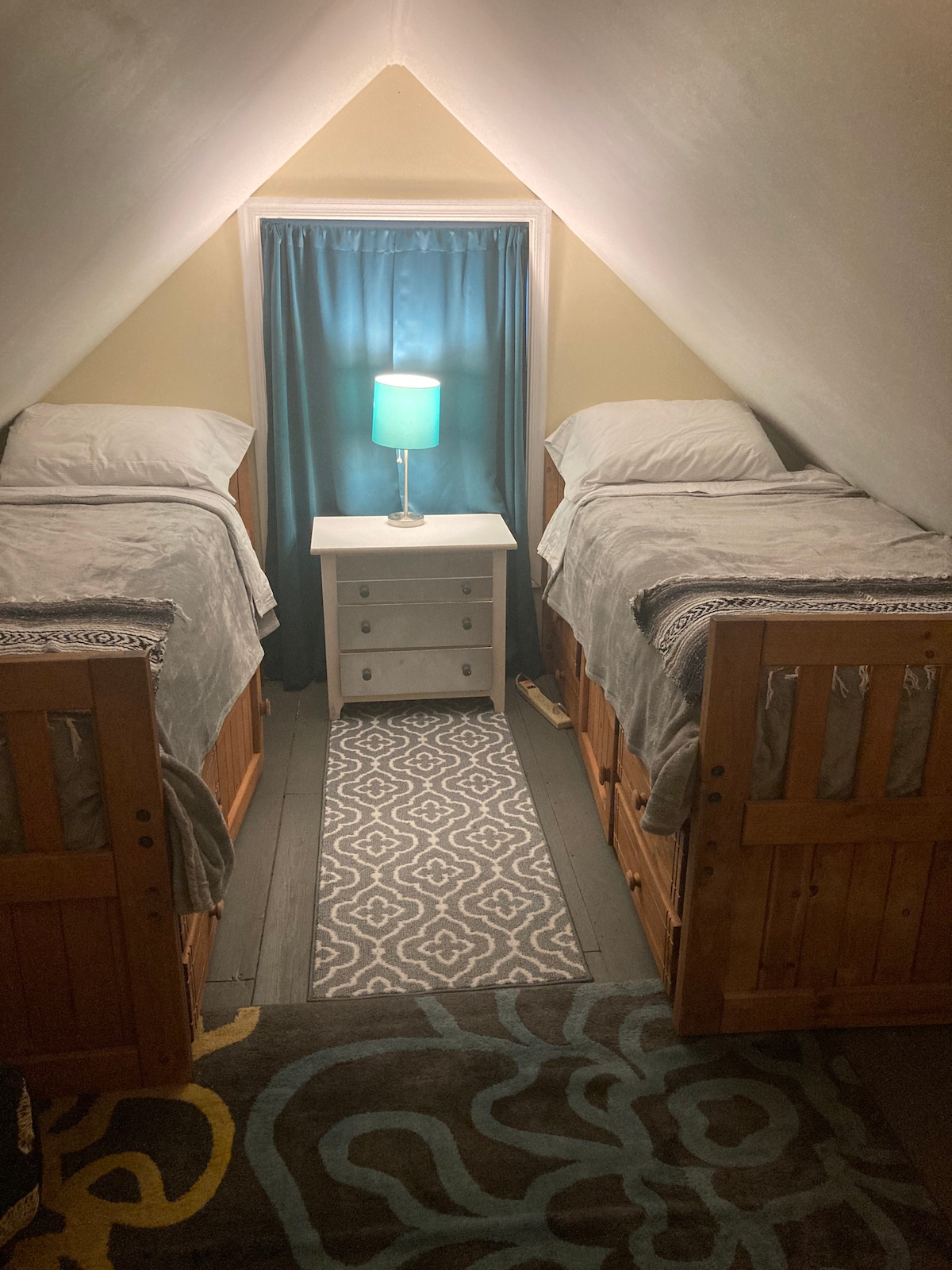 Camas individuales en el área loft con cajones de almacenamiento debajo.  A los niños les encanta. 