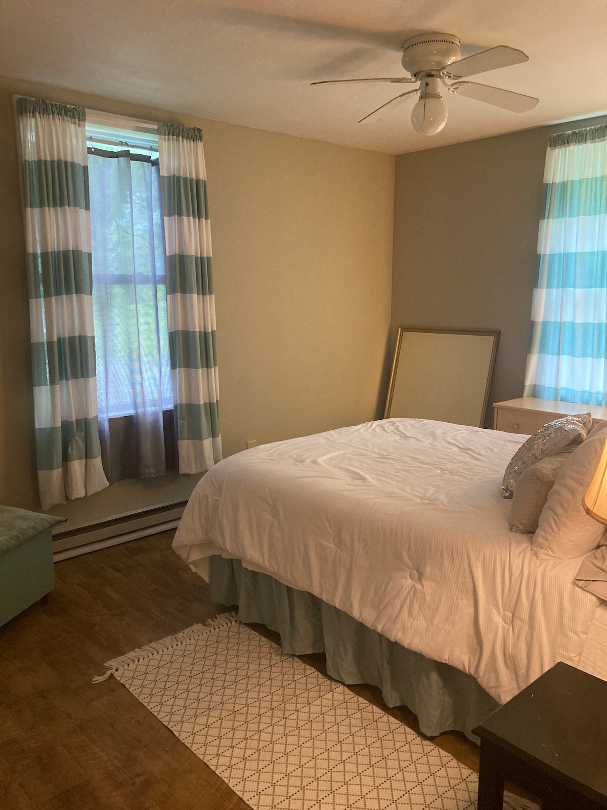 Este dormitorio incluye un banco de almacenamiento, juegos de mesa y tarjetas.  Las fotos se mezclaron un poco: las otras fotos de esta habitación están hacia la parte inferior...