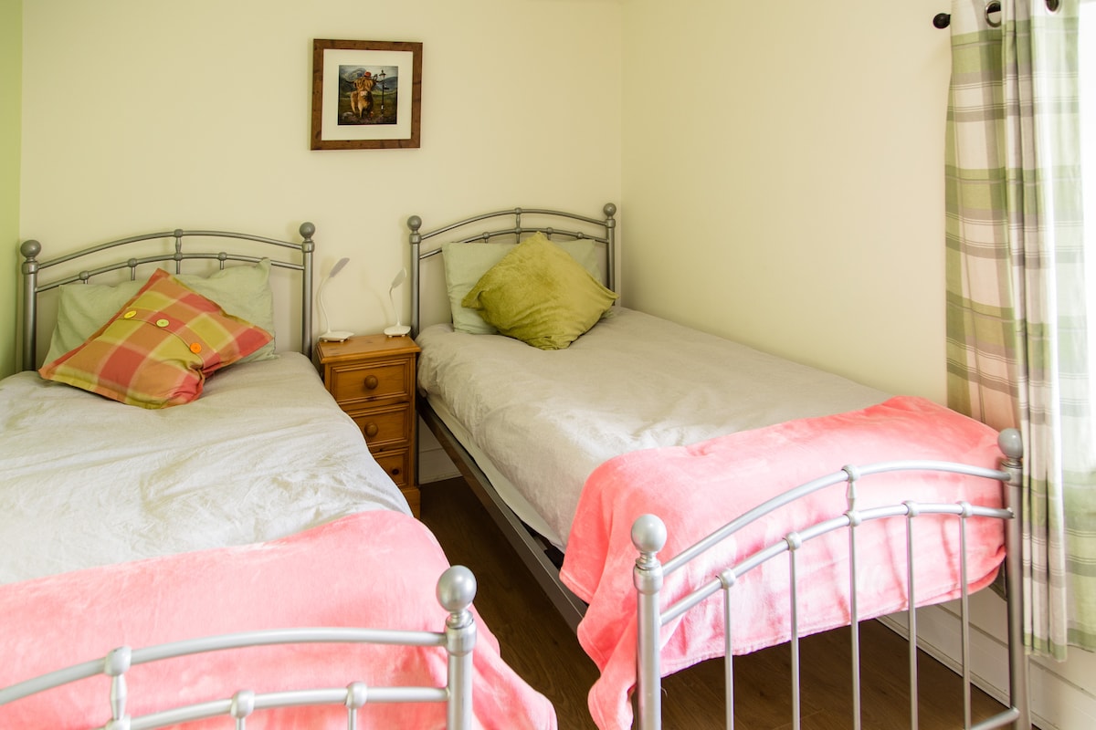 Slaapkamer met twee eenpersoonsbedden