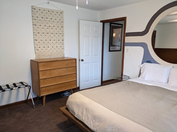 يتم توفير خزانة ملابس حديثة من منتصف القرن