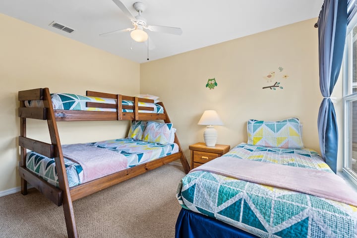 سرير بطابقين وغرفة نوم مزدوجة في الطابق العلوي