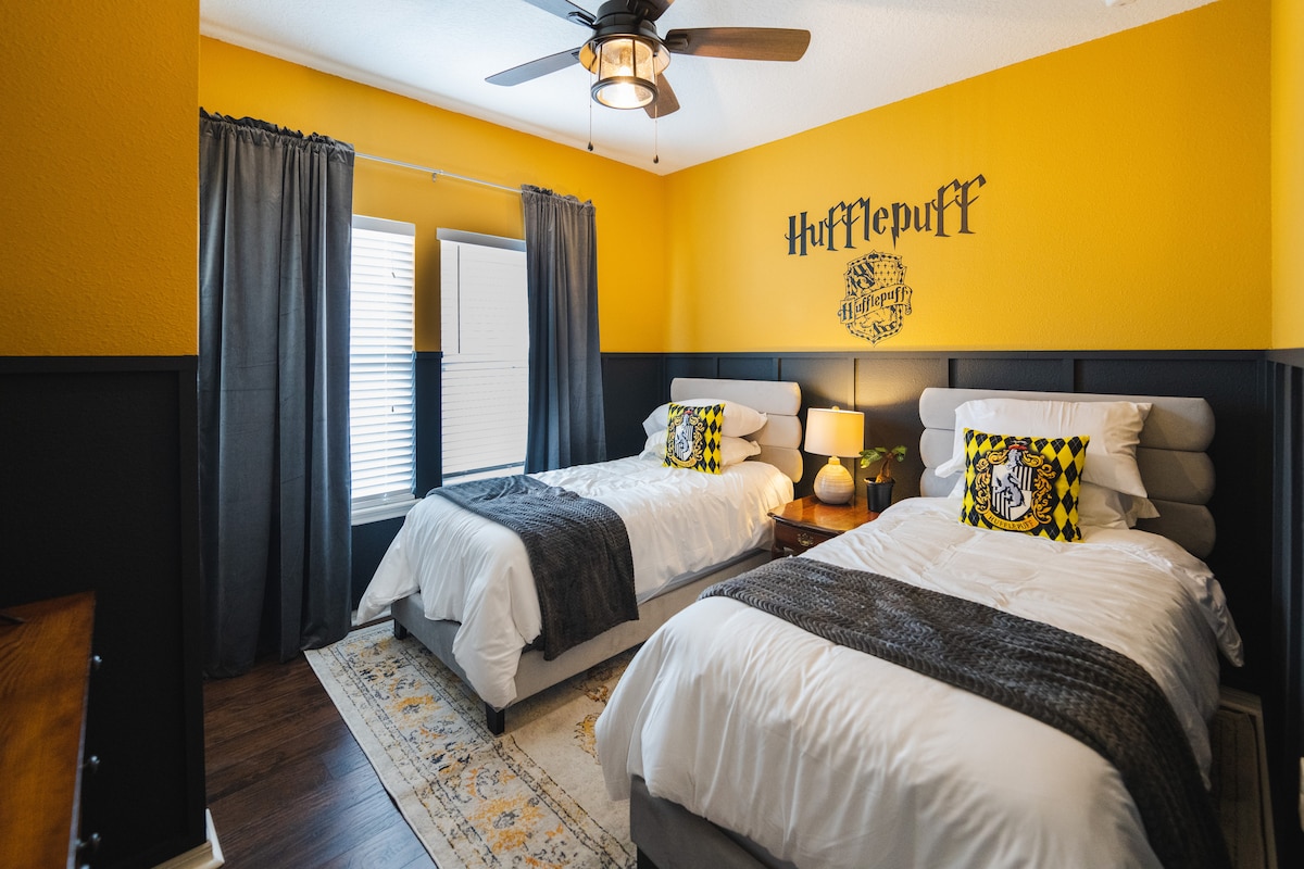 Hufflepuff: dormitorio en la planta superior con 2 camas individuales y un baño compartido