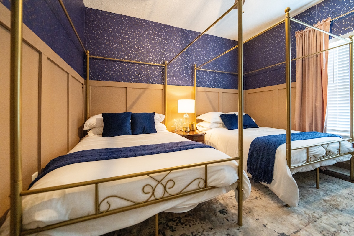 Ravenclaw: dormitorio en la planta superior con 2 camas de tamaño completo (doble) y baño compartido