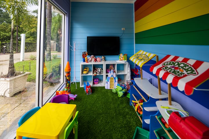 Magical Wizard Home 4BD, 3 BA Mins Away From Parks - Townhouses