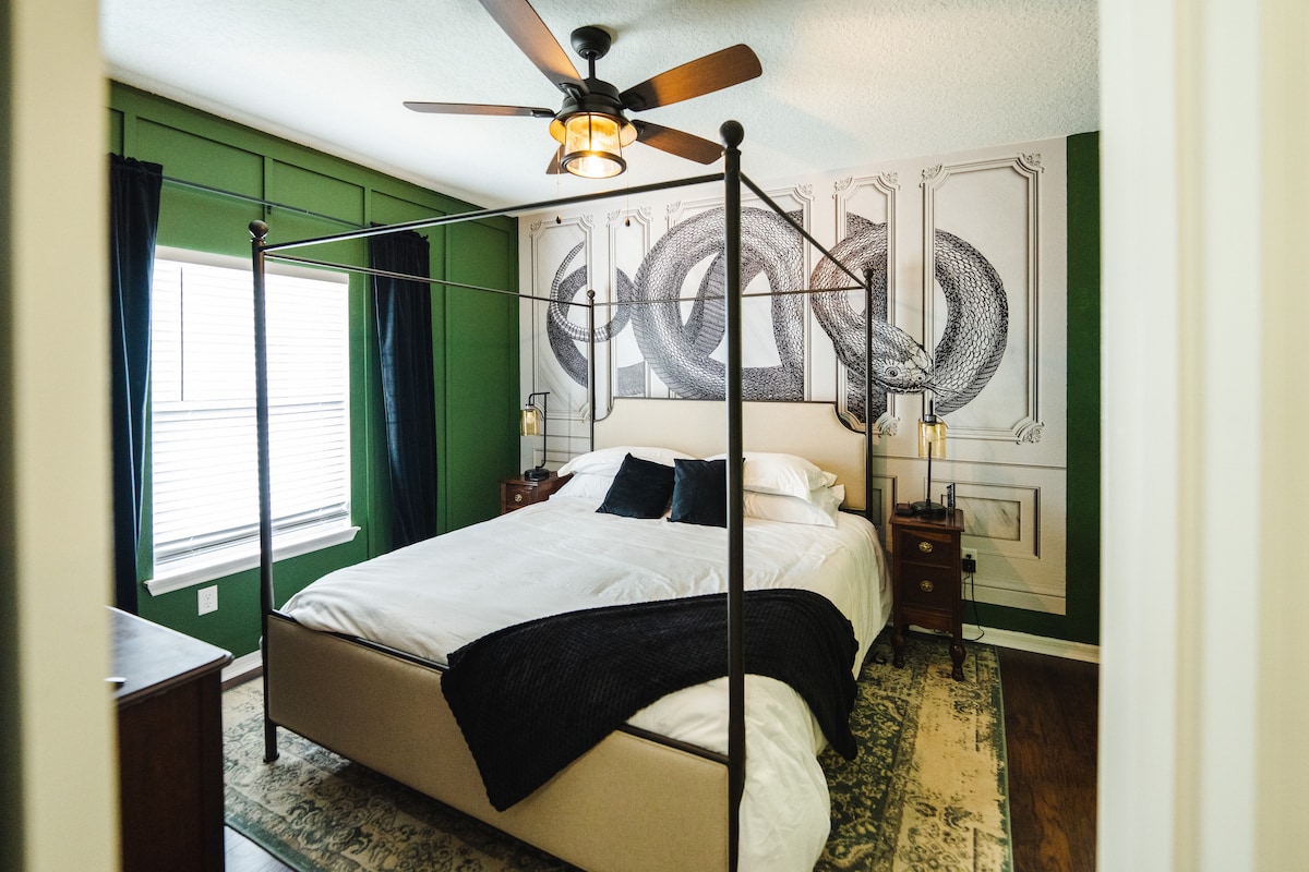 Slytherin: dormitorio principal en la planta superior con cama tamaño king y baño privado.