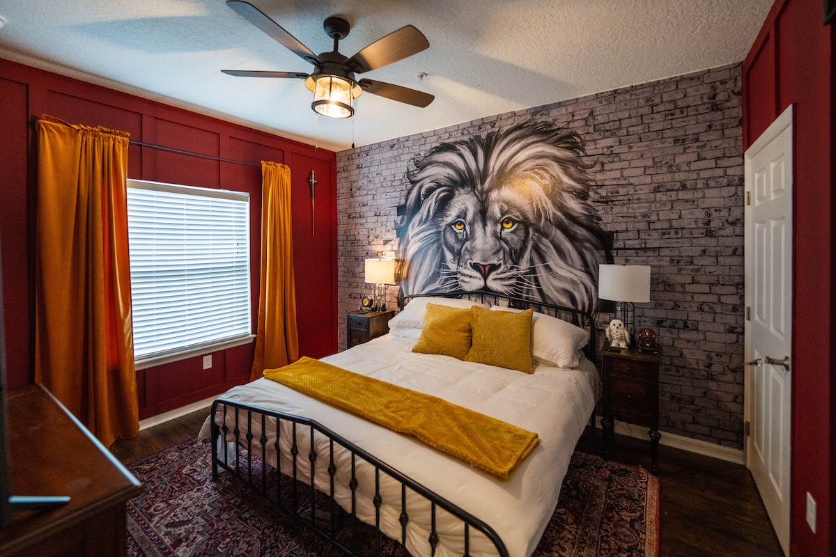 Gryffindor: dormitorio principal en la planta baja con cama tamaño king y baño privado.