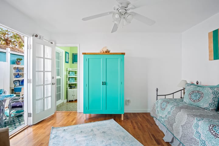 ห้องนอนในสวนมองเห็นลานกลางแจ้งที่สวยงาม เตียงคู่เมมโมรี่โฟมสองเตียงพร้อมตู้เสื้อผ้าตกแต่งและที่นั่งสบายเข้าถึงห้องนี้จากด้านหน้าหรือด้านหลังของบ้านหรือจากลานบ้าน ห้องน้ำรวม