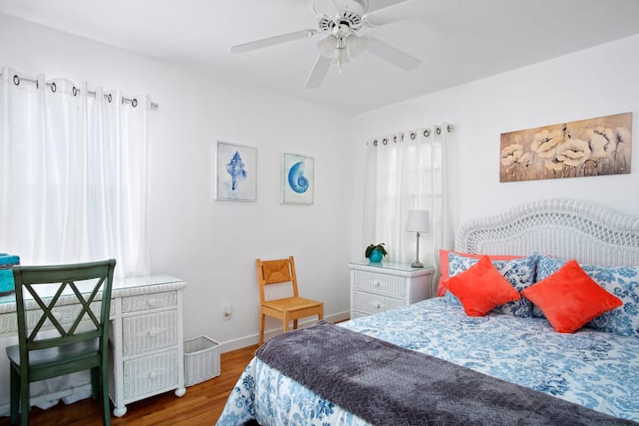 ห้องนอนควีนมีแสงธรรมชาติที่ยอดเยี่ยมและพื้นที่ทำงานพร้อมโต๊ะทำงานในกรณีที่คุณต้องการทำงานจากที่บ้าน...