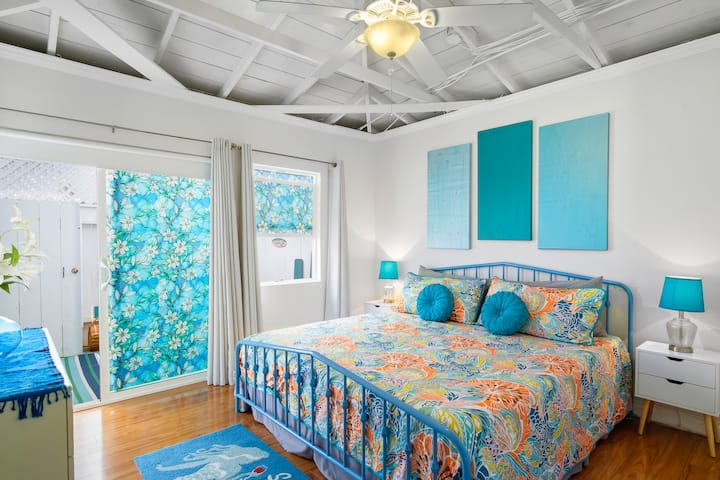 ห้องนอนใหญ่มีแสงธรรมชาติที่สวยงามเตียงเมมโมรี่โฟมขนาดคิงไซส์ตู้เสื้อผ้าขนาดใหญ่ตู้เสื้อผ้าและลานส่วนตัวของตัวเอง!