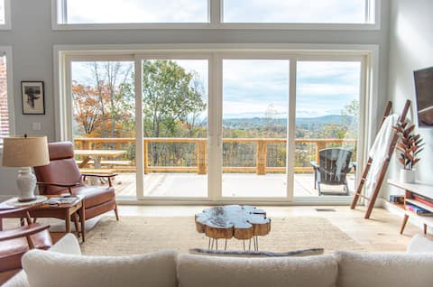 Top performing Airbnb: Modern home - Mtn views-4 miles to Downtown AVL in Woodfin